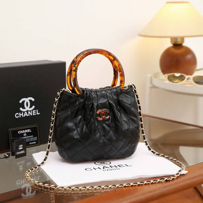 CHANEL 
NEW DESIGN 

HIG QUALITY 

WITH BOX 
🎁🎁🎁

110 dhs✅

Zain39
♥️♥️♥️