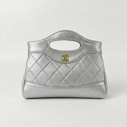 Chanel
High quality
With box 
100 dhs🇦🇪🇦🇪

Zain136
♥️♥️♥️