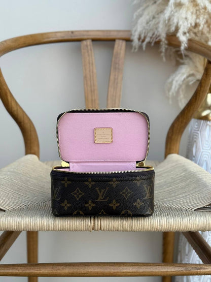 LV
17cm
300 dhs✅
Top quality 
With box🎁

Zain167
♥️♥️♥️