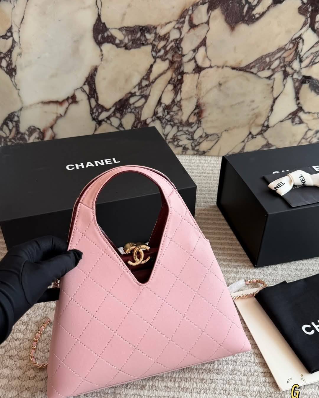 Chanel 
130 dhs🇦🇪🇦🇪

size 23×5×25cm

Zain42
♥️♥️♥️