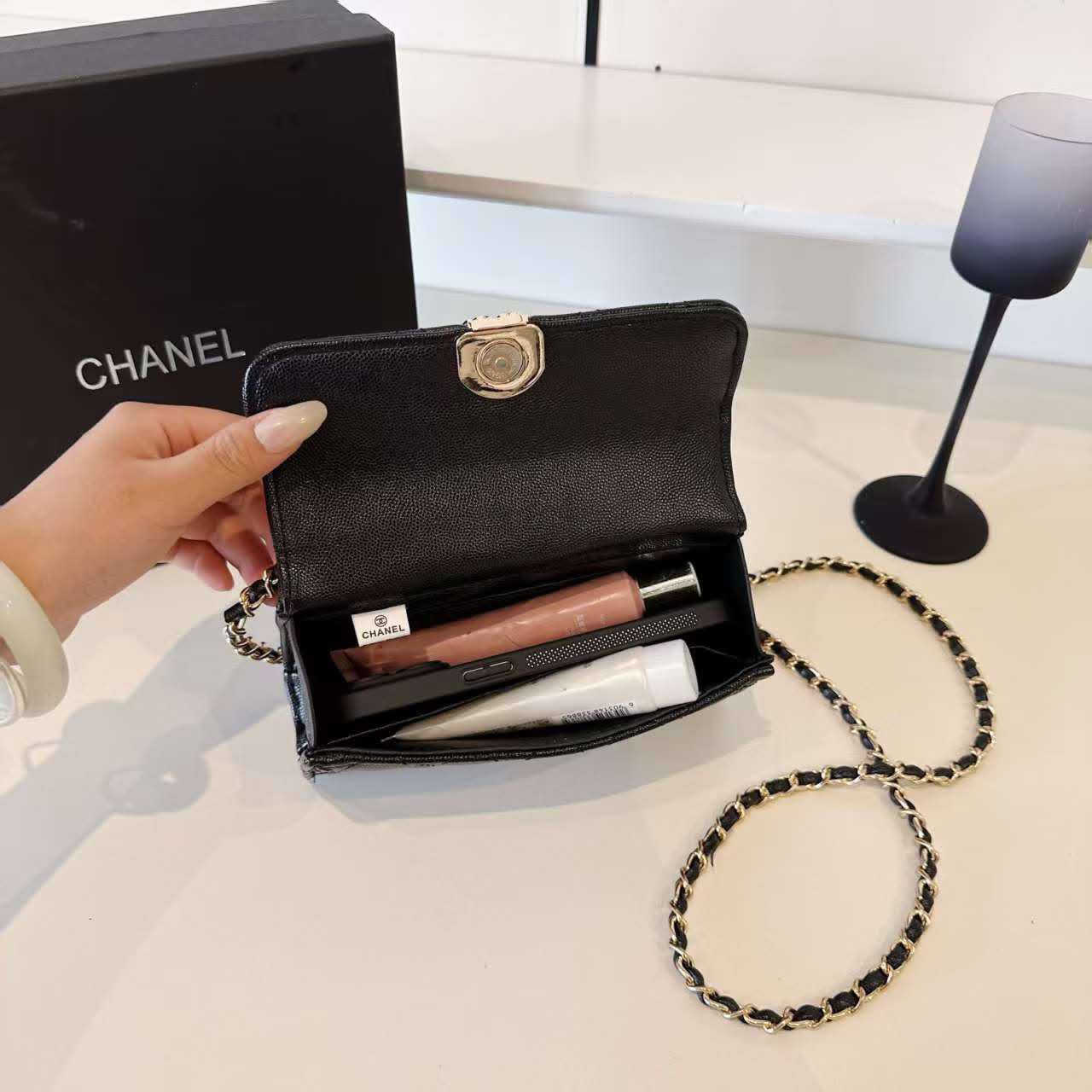 Chanel
105 dhs✅  
Size:19*6*12
with box

Zain07
♥️♥️♥️