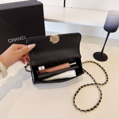 Chanel
105 dhs✅  
Size:19*6*12
with box

Zain07
♥️♥️♥️