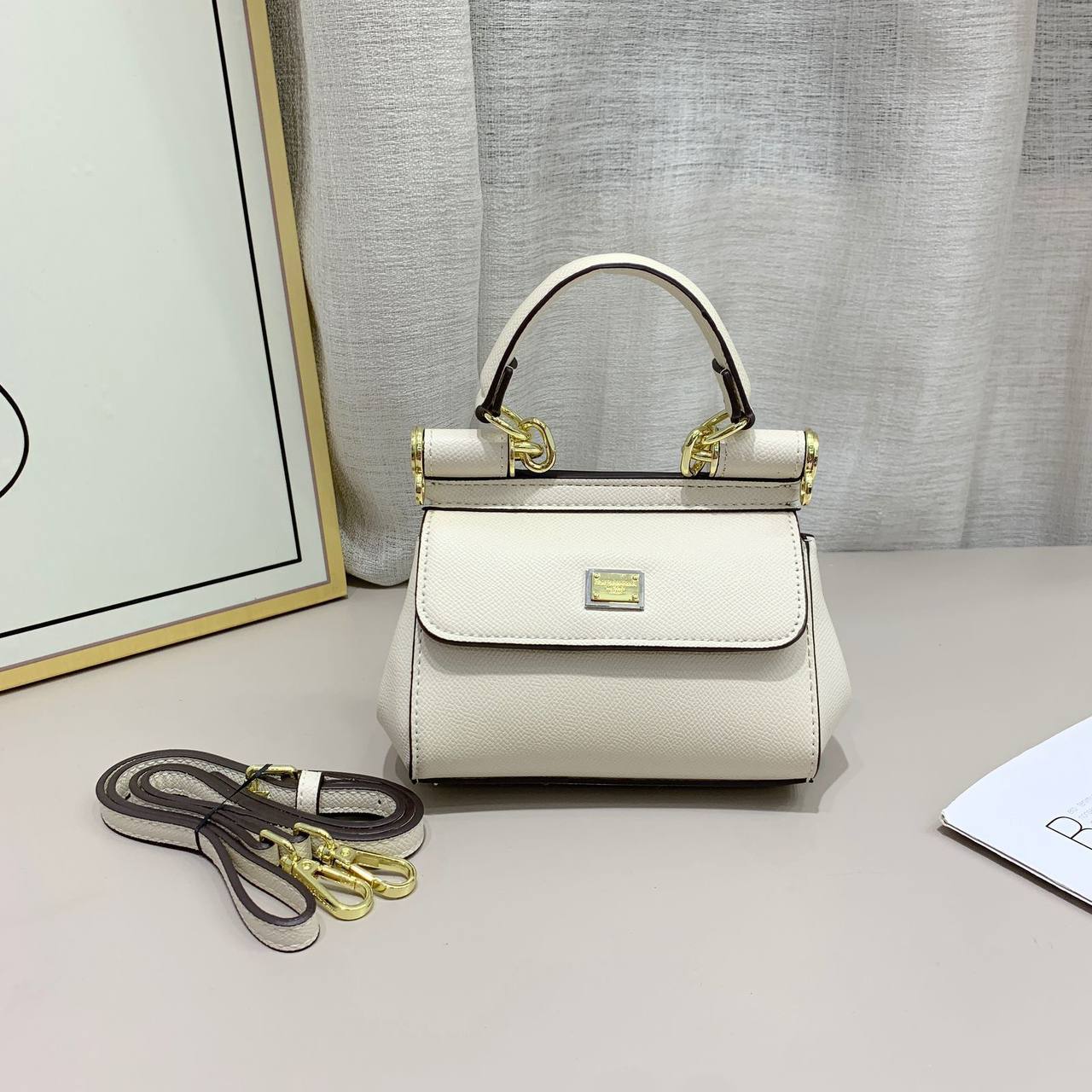D&G

new came 

good quality 

with box 
🎁🎁🎁

90 dhs🪙🖤

Zain39
♥️♥️♥️