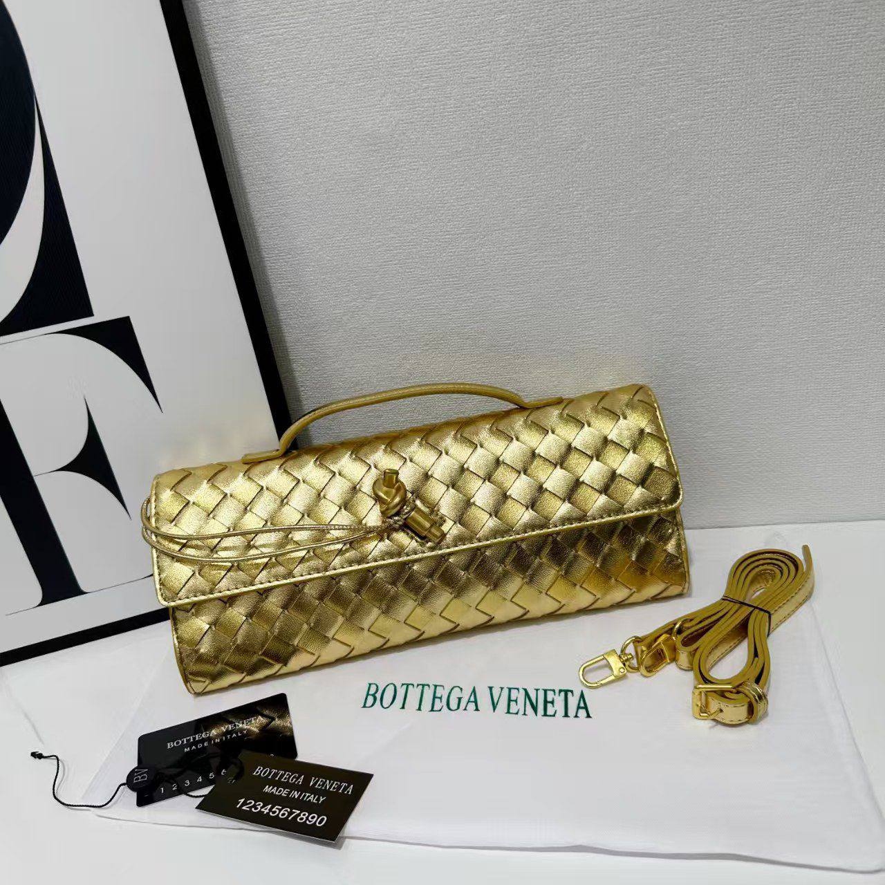Bottega
105 dhs❣️

with box
🎁🎁🎁

size 30×4×13cm

Zain42
♥️♥️♥️