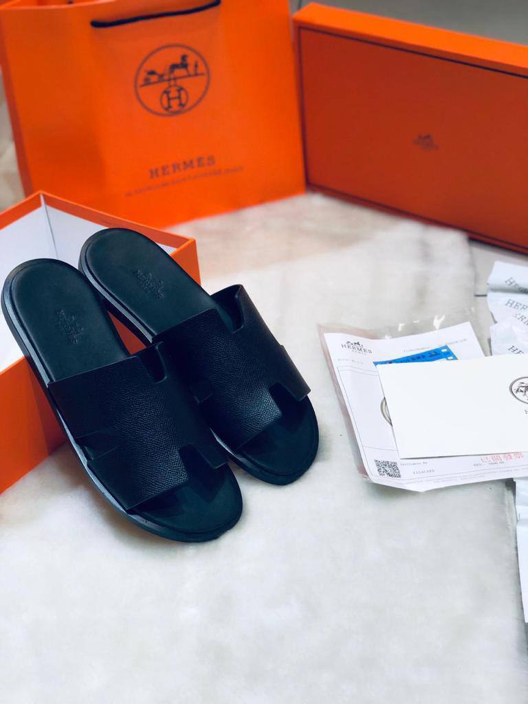 Hermes 
Mens Slipper 
Size:40 to 46
115 dhs🇦🇪🇦🇪

Zain241
♥️♥️♥️
