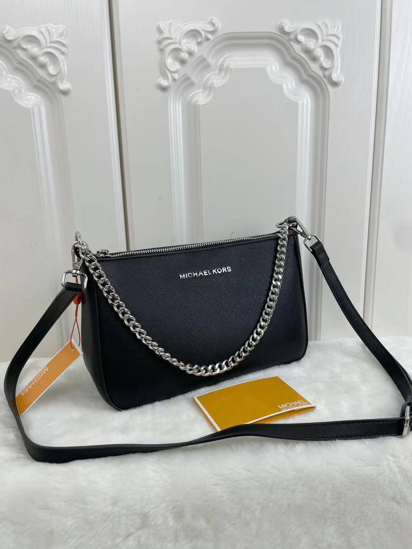 Mk 
90 dhs🪙💕
with box
🎁🎁🎁

size 25×8×16cm

Zain42
♥️♥️♥️