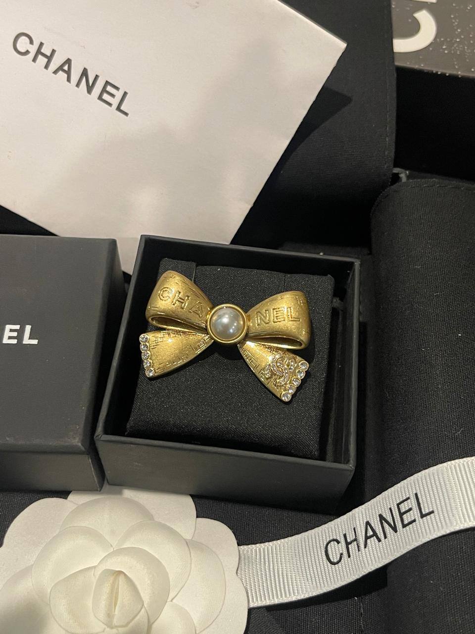 Brooch Chanel
Master Quality
60 dhs🪙🖤 

With Box And Paper Bag
🎁🎁🎁

Zain89
♥️♥️♥️