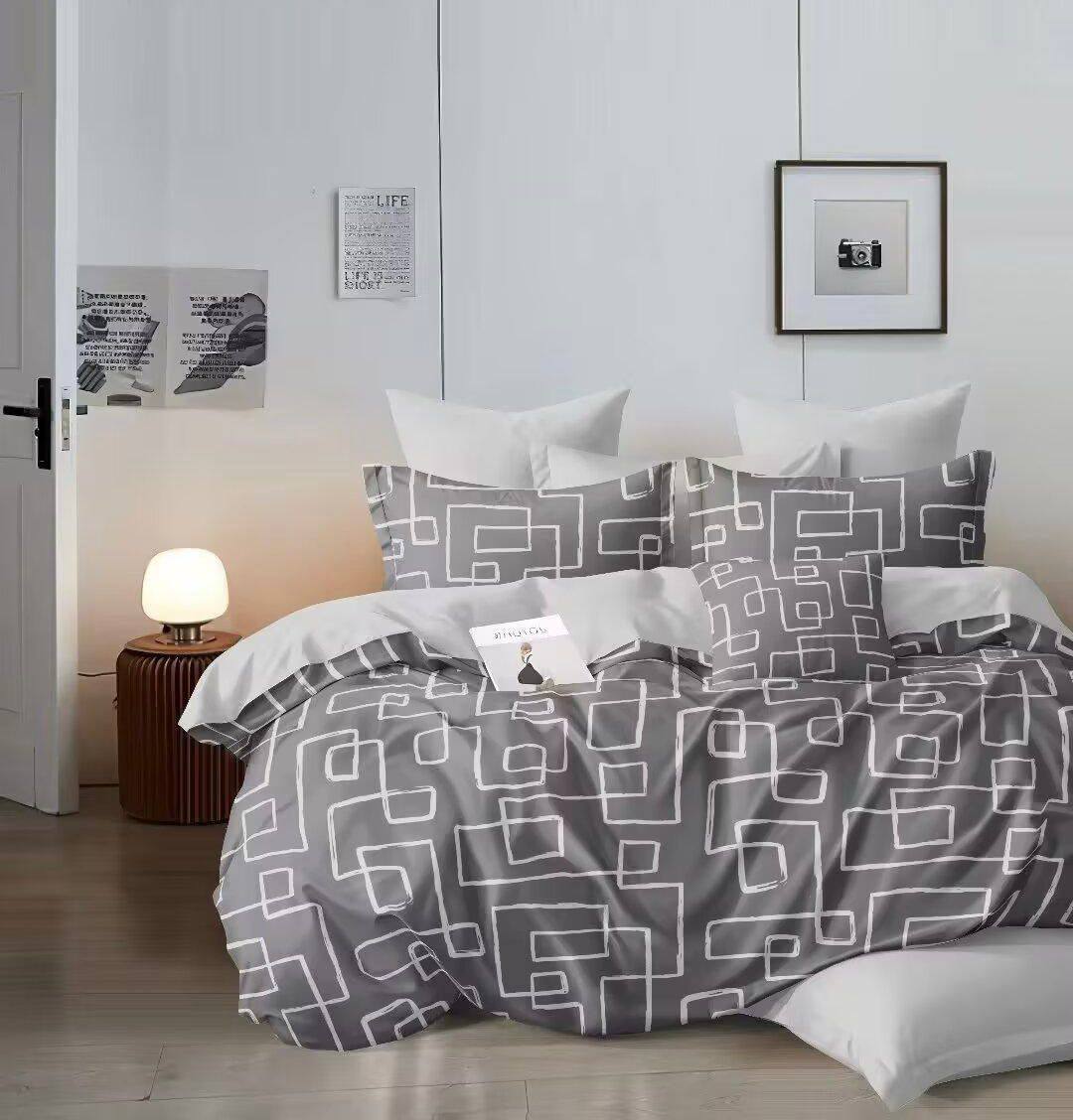 Comfort set
Single 4pcs set
1 comfort 
1 bedsheets 
2 pillowcases 
100 dhs🪙💚

Zain99