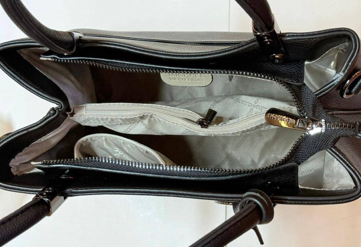 MK 

NEW CAME 
GOOD QUALITY 
WITH WALLET 

110 dhs🇦🇪🇦🇪

SIZE: 31cm
Zain295
♥️♥️♥️
