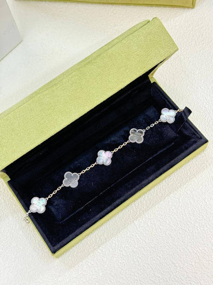 VCA 
Bracelet 🦋
Master quality 💯
With normal boxes 🗃️ 
75 dhs✅

With master box 📦 
120 dhs✅

Zain216
♥️♥️♥️