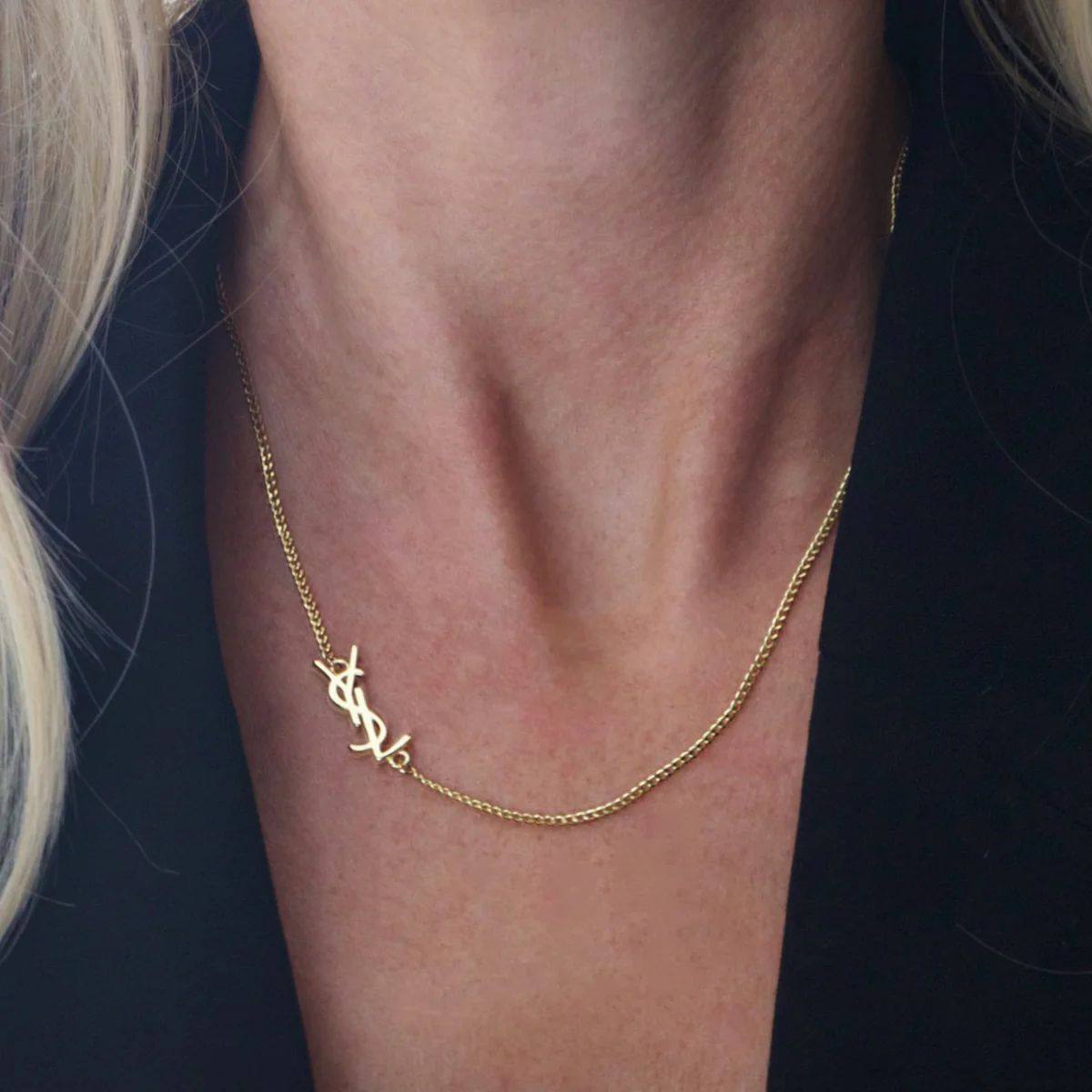 YSL SET🦋*
Necklace 🍁
Earring🌊
Bracelet ❣️
Master quality 💯
With normal boxes 🗃️ 
And paper bag 🛍️
110 dhs🗽

Zain216
♥️♥️♥️