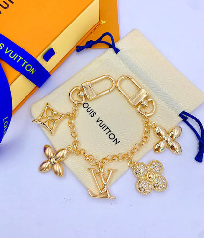 KEYCHAIN 
BAG CHARM
LV MASTER ✨💫
75 DHS✅
 WITH BOX AND PAPER BAG🛍️🎁

Zain89
♥️♥️♥️