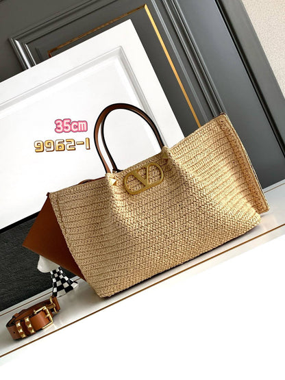 Valentino 
Master🌺🌺
    35Cm 350 dhs✅
    25Cm 350 dhs✅
Good Quality 

Zain131
♥️♥️♥️