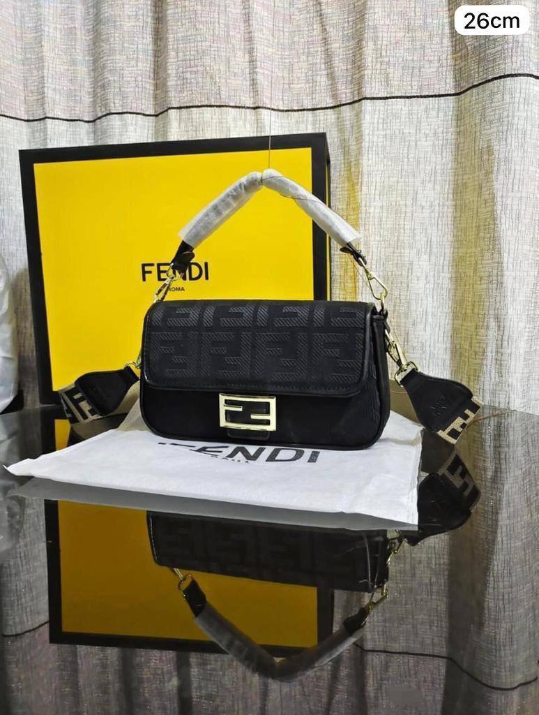 💗 Fendi Baguette
1️⃣ First quality +box🎁 
Size : 26 *15 cm
90 dhs✅
with box 🎁

Zain115
♥️♥️♥️