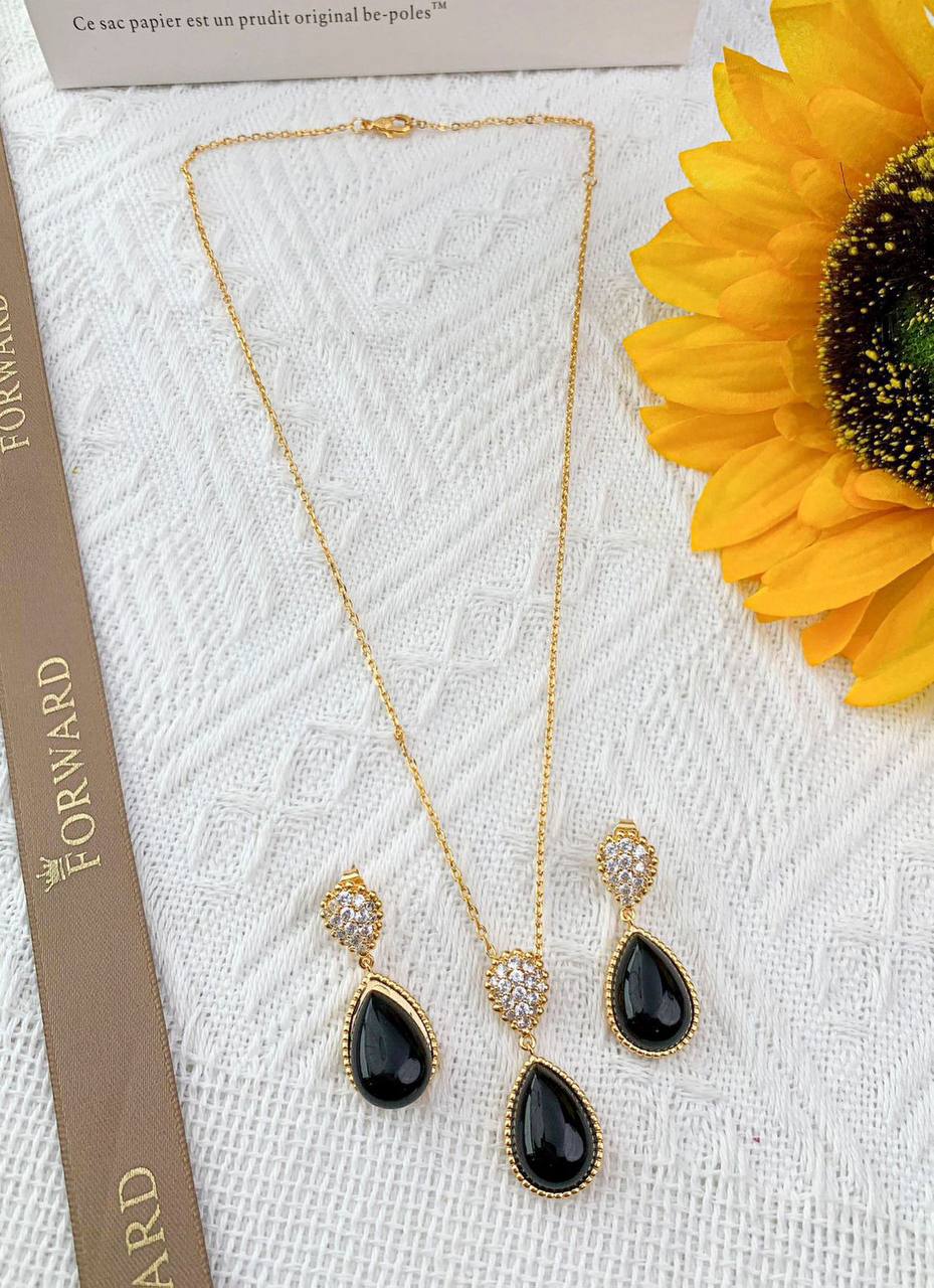 VCA ❤️‍🔥*
Necklace ✨
Earring 💥
Master quality 💯
With normal boxes 📦 
100 dhs✅
With master box 🗃️ 
120 dhs✅

Zain216
♥️♥️♥️