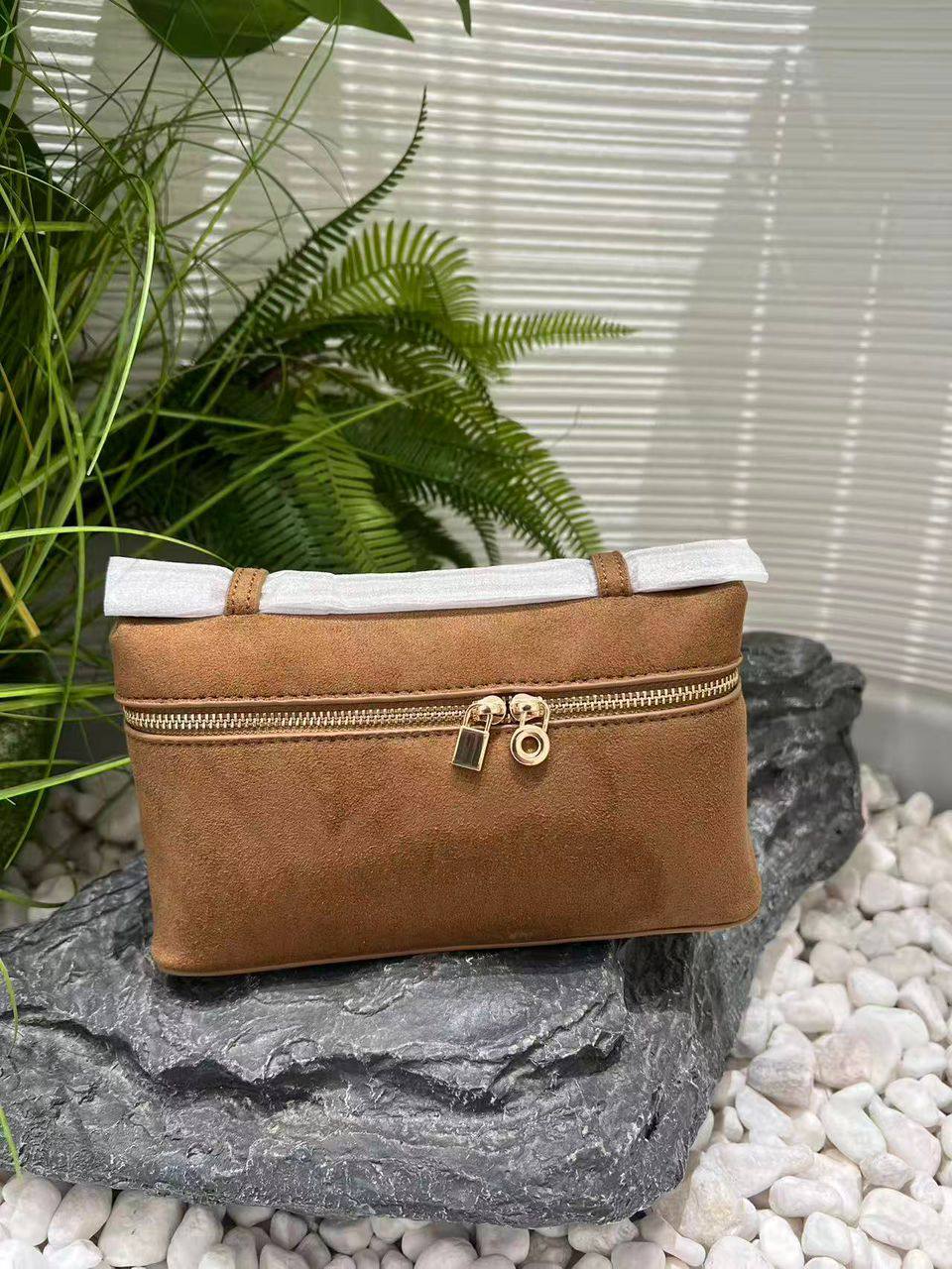 Loro Piana
85 dhs🪙🌨️

size：19cm
Good quality 

with box
🎁🎁🎁

Zain35
♥️♥️♥️