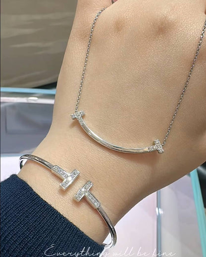 Tiffany 🔥*
Necklace 🐦‍🔥
Master quality 💯
With normal boxes 🗃️ 
50 dhs💓
With master box 📦 
70 dhs💓

Zain216
♥️♥️♥️