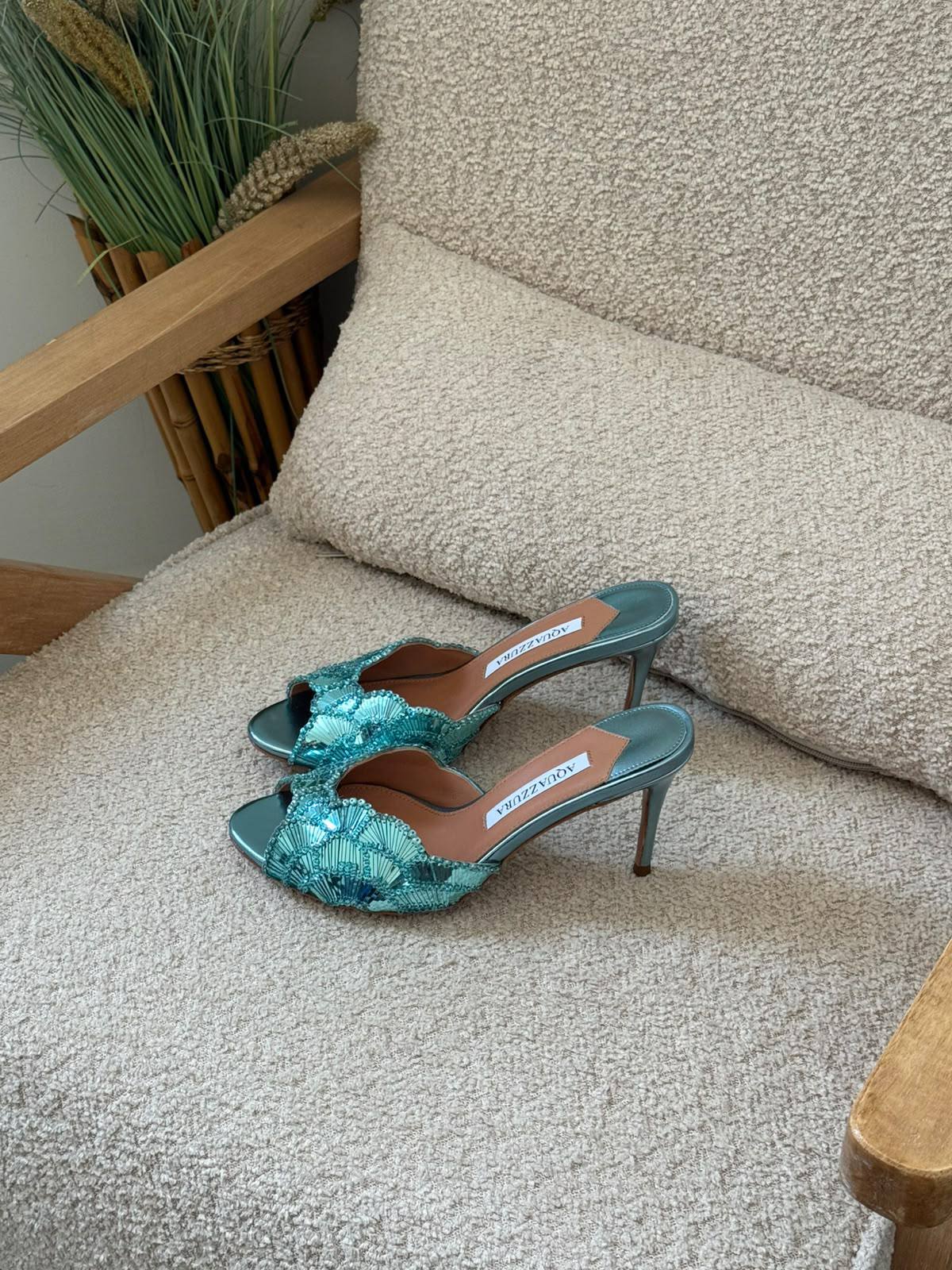 AQUAZZURA 

𝐀𝐯𝐚𝐢𝐥𝐚𝐛𝐥𝐞 𝐍𝐨𝐰

𝐒𝐢𝐳𝐞𝐬: 𝟑𝟔 — 𝟒𝟏
500 dhs🇦🇪🇦🇪

Zain298
♥️♥️♥️