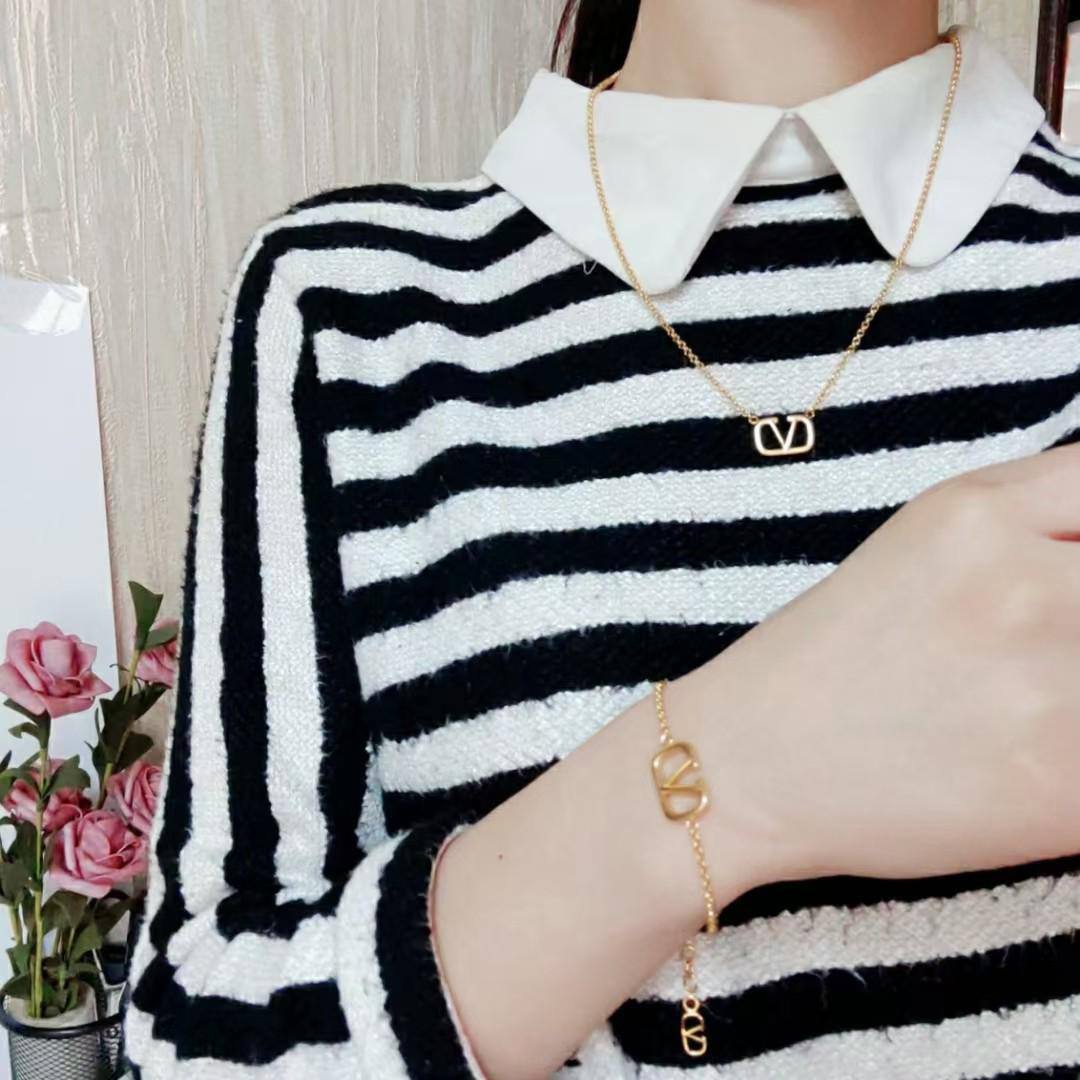 valntino🦋*
Necklace ❤️
Earring ❣️
Bracelet ❤️‍🔥
Master quality 💯
With normal boxes 📦 
115 dhs🪙💚

Zain216
♥️♥️♥️