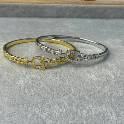 VCA 
Bangle 🦋
Ring 💍 size available 👇
6,7,8,9
Master quality 💯
With normal boxes 📦 
125 dhs💓
With master box 📦 
145 dhs💓

Zain216
♥️♥️♥️