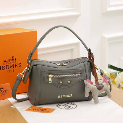 HERMES ✨
Good quality 
Size 22cm

100 dhs✅

With box 📦

Zain70
♥️♥️♥️