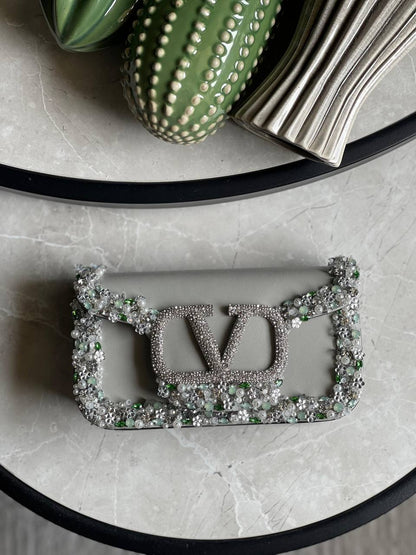 VALENTINO ✨
Size:19Cm 💥
Available original box 📦 
With full packing 🎀🎀
Super high quality 💥💥
For Price 👇 WTSP Text Zain 0568585901

Zain283
♥️♥️♥️