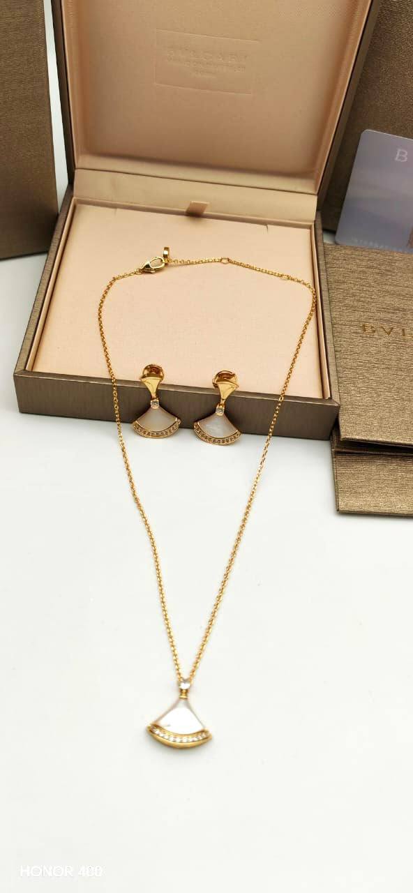 Bvlgari 

necklace and earing

110 dhs🇦🇪🇦🇪

Zain122
♥️♥️♥️