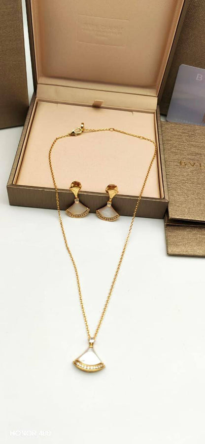 Bvlgari 

necklace and earing

110 dhs🇦🇪🇦🇪

Zain122
♥️♥️♥️