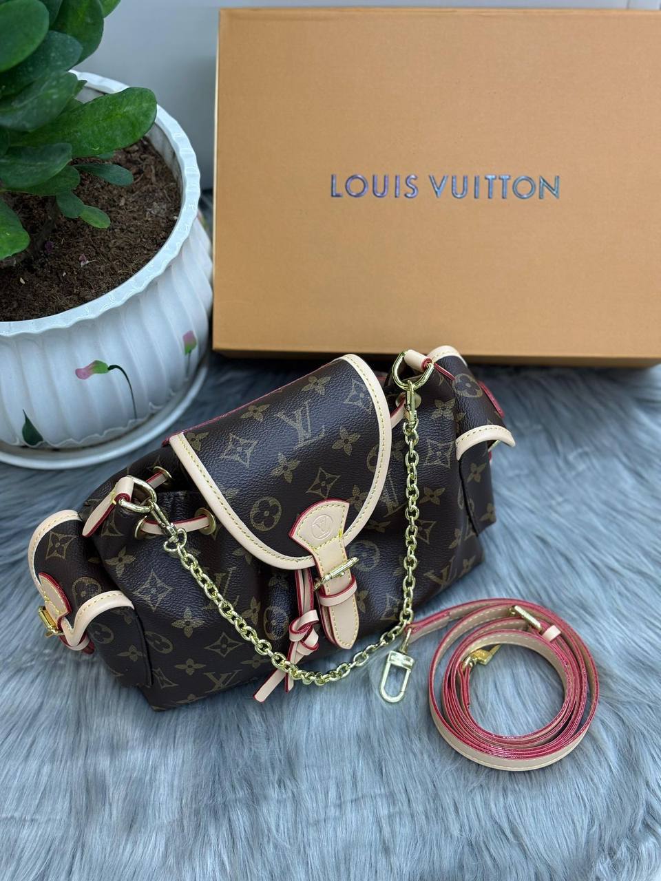 LV
SIZE  ……… 23CM 
95 dhs🪙🖤

with BOX
🎁🎁🎁

Zain51
♥️♥️♥️