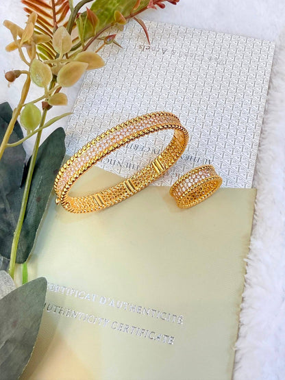 VCA
 *Perle’e Diamond, 3 rows*
Bangle and Ring 
*220 dhs🇦🇪🇦🇪*   with  *NORMAL*  Box
*260 dhs🇦🇪🇦🇪* with  *1 ORIGINAL*  Box

Zain209
♥️♥️♥️