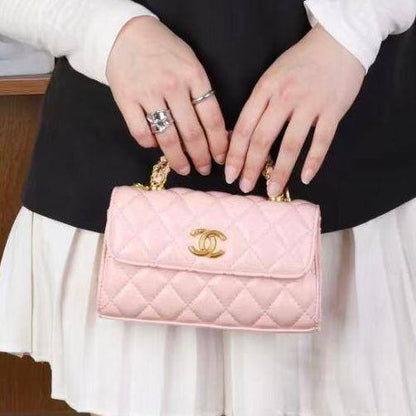 CHANEL 

NEW CAME GOOD QUALITY 

WITH BOX  
🎁🎁🎁

90 dhs🪙🌨️
SIZE: 19cm

Zain39
♥️♥️♥️