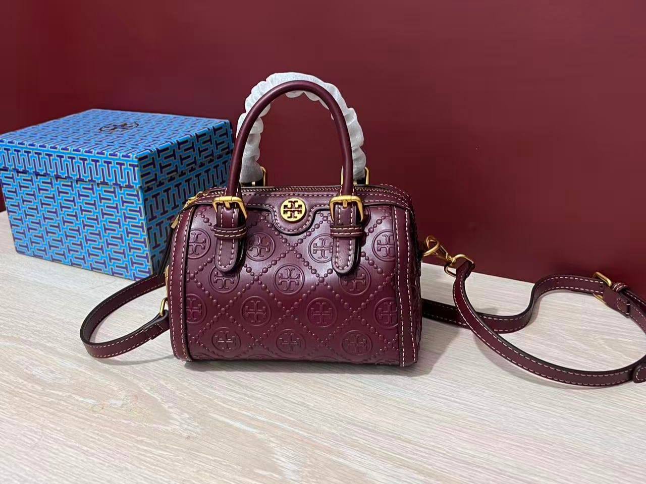 Tory Burch

85 dhs🪙🌨️

with box
🎁🎁🎁

size 18cm

Zain26
♥️♥️♥️