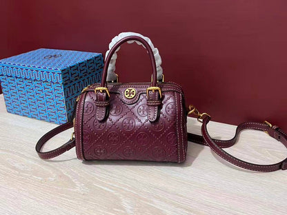 Tory Burch

85 dhs🪙🌨️

with box
🎁🎁🎁

size 18cm

Zain26
♥️♥️♥️