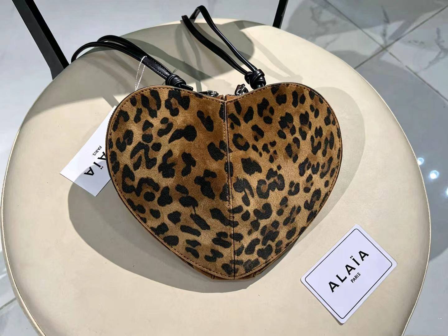 ALAÏA 

100 dhs🇦🇪🇦🇪

with box
size 23×18×10cm

Zain42
♥️♥️♥️