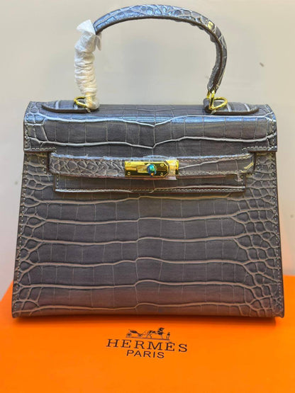 Hermes
Good quality 
Size 25cm
110 dhs✅
With box 📦🔥

Zain70
♥️♥️♥️