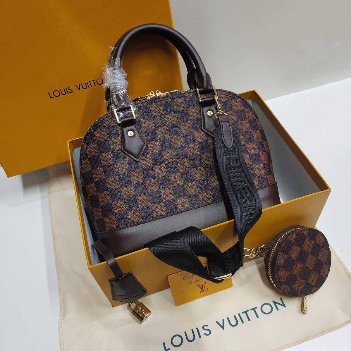 LOUIS VUITTON 
ALMA 

NEW CAME 

GOOD QUALITY 
WITH BOX 

115 dhs🇦🇪

SIZE: 26 cm

Zain295
Zain17
♥️♥️♥️