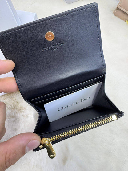 Dior wallet 

With box 
🎁🎁🎁

45 dhs❣️

Zain56
♥️♥️♥️