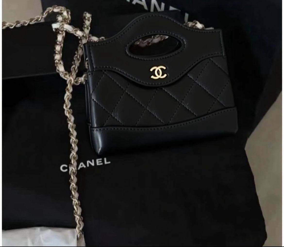 Chanel

90 dhs🇦🇪

with box
🎁🎁🎁

Zain35
♥️♥️♥️