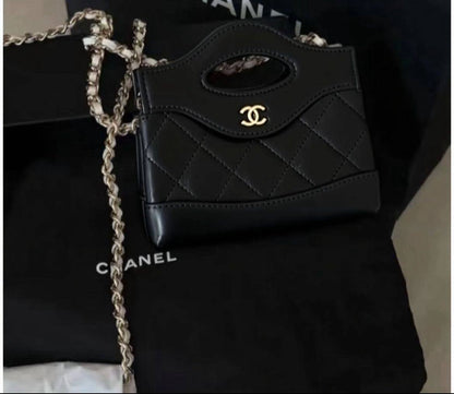 Chanel

90 dhs🇦🇪

with box
🎁🎁🎁

Zain35
♥️♥️♥️