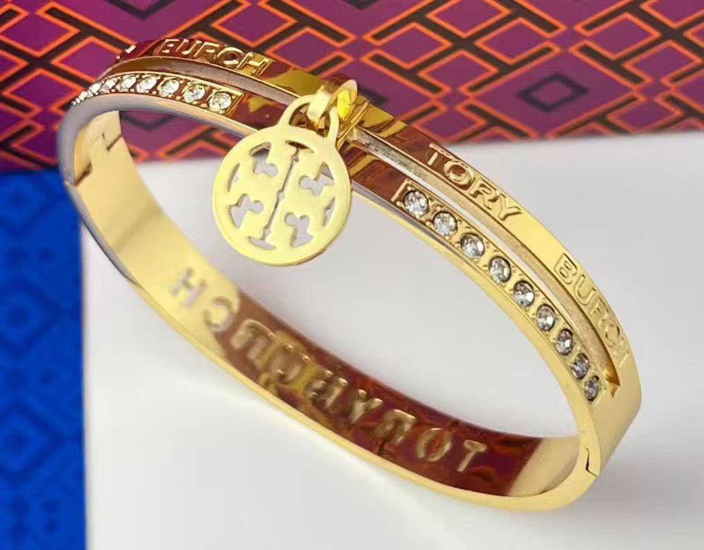 Bangle 🌊*
Stainless steel 💯
Non tarnish 💥
With black boxes 🗃️ 
20 dhs🪙🌨️
With normal boxes 📦 
And paper bag 🛍️
30 dhs🪙🌨️

Zain216
♥️♥️♥️