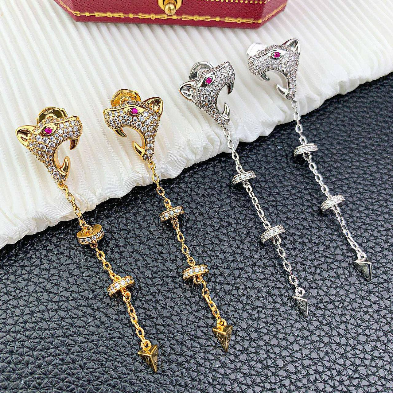 Cartier set* 🦋
Necklace 
Bracelet 
Earrings 
Master quality ☘️

180 dhs🪙🖤 normal box 📦

Zain48
♥️♥️♥️