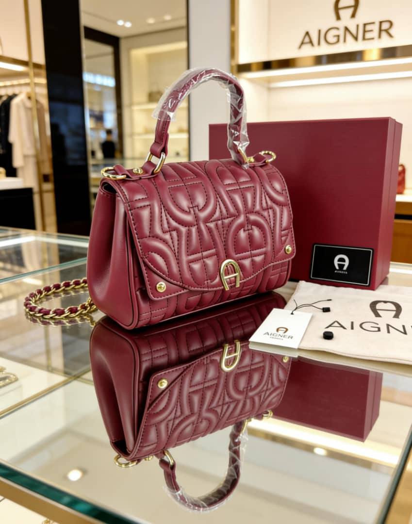 Aigner
95 dhs🇦🇪
with box
🎁🎁🎁

Size:24*18*11

Zain07
♥️♥️♥️