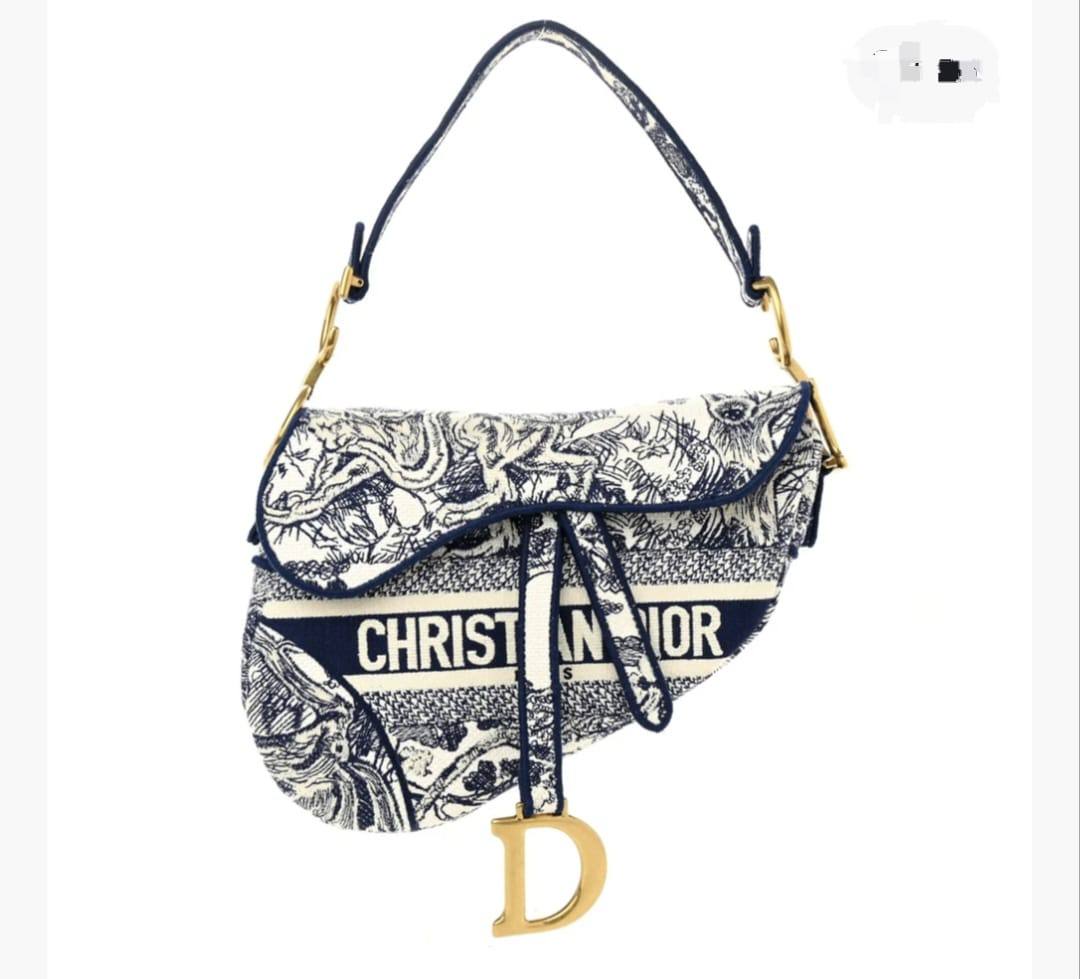 Dior

120 dhs
With box

Zain143
♥️♥️♥️
