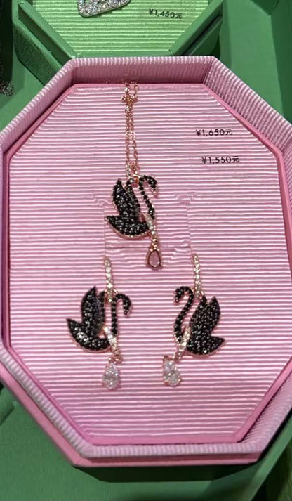 Swarovski set
Necklace 
Earrings 

*Master quality* 💐

115 dhs🇦🇪 normal box 📦

Zain48
♥️♥️♥️