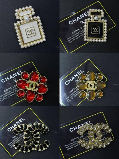 BROOCH Jewelry 🔥*
Non tarnish 💯
good quality 💯
With black boxes 🗃️ 
20 dhs❣️
With normal boxes 📦 
And paper bag🛍️
30 dhs❣️

Zain216
♥️♥️♥️