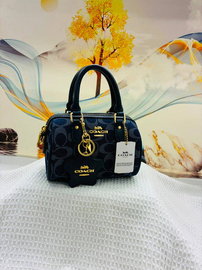 COACH

Best quality
 with box
100 dhs🇦🇪🇦🇪

size 18CM

Zain290
♥️♥️♥️