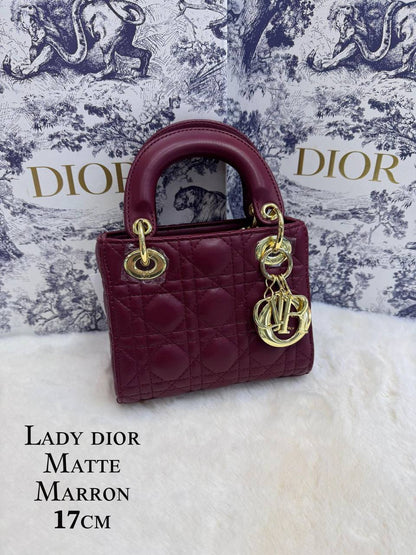 Dior
 (𝐥𝐚𝐝𝐲)
𝐰𝐢𝐭𝐡 𝐛𝐨𝐱 
🎁🎁🎁

𝐥𝐞𝐚𝐭𝐡𝐞𝐫 𝐦𝐚𝐭𝐭𝐞
𝐬𝐢𝐳𝐞:17𝐜𝐦
100 dhs🪙🖤

Zain56
♥️♥️♥️