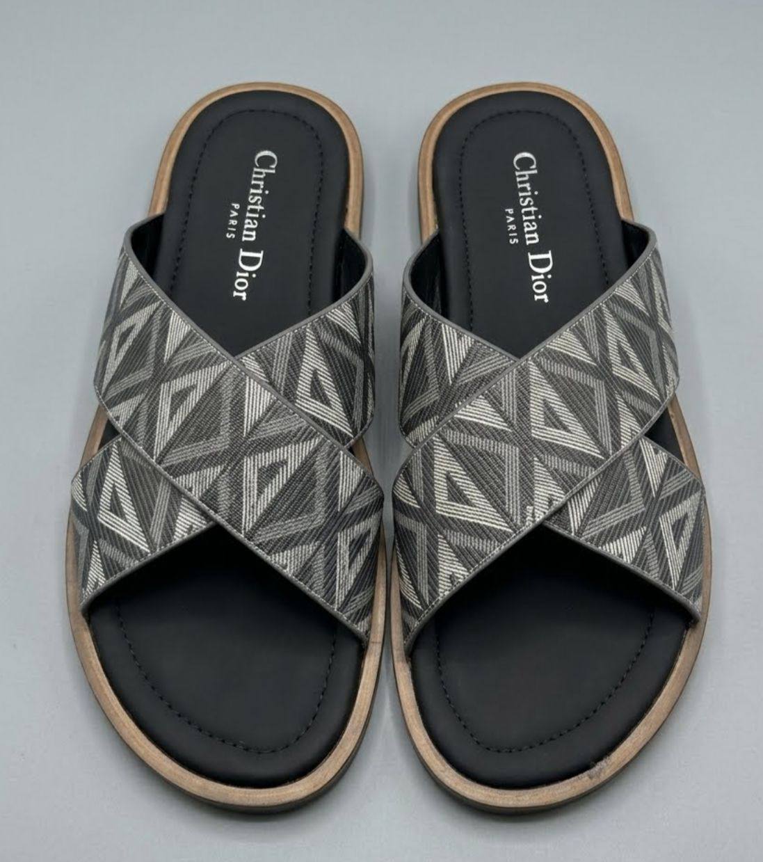 Dior
Size 40 TO 45
110 dhs✅

Zain183
♥️♥️♥️