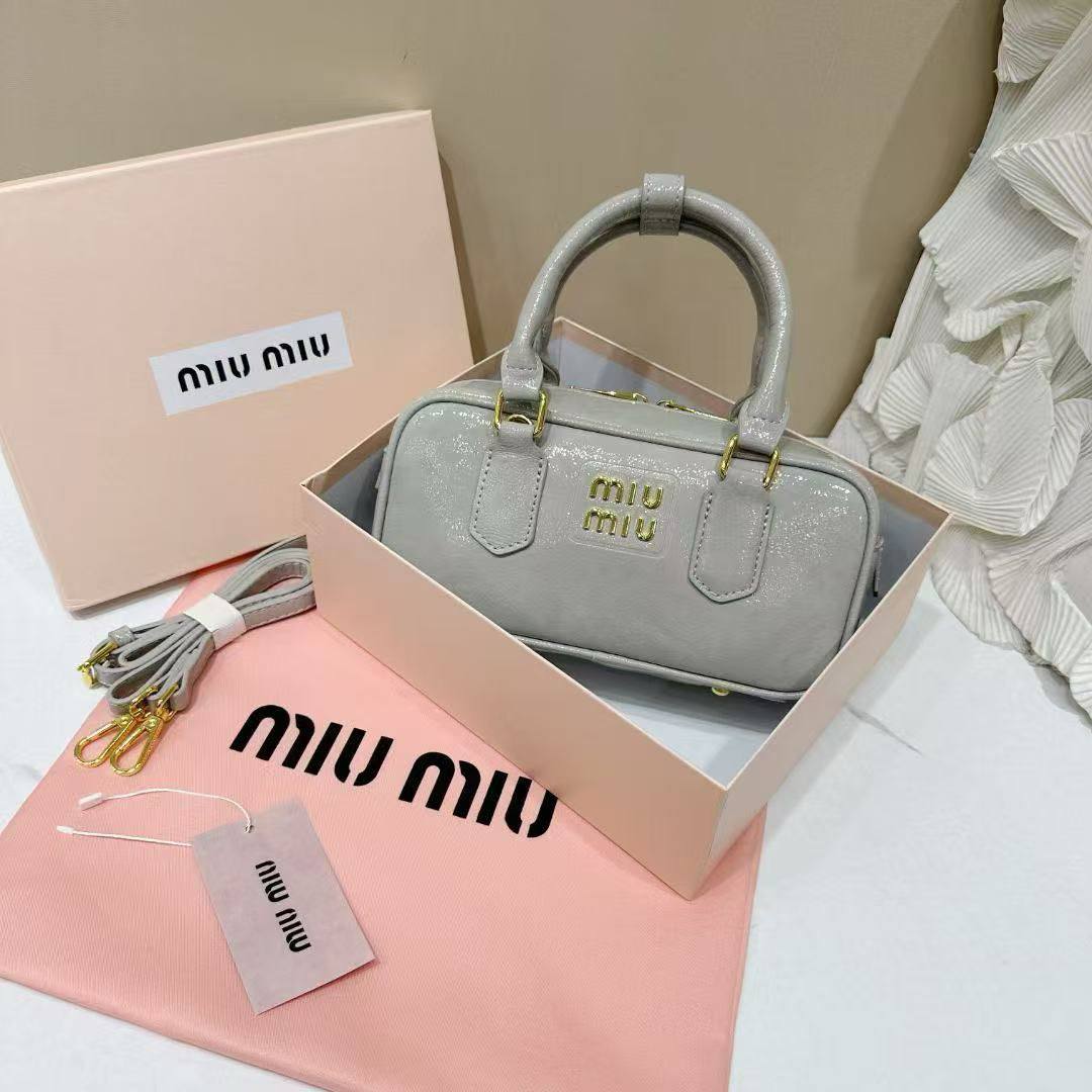 MIU MIU 

NEW CAME 
GOOD QUALITY 
WITH BOX 

90 dhs🇦🇪🇦🇪

SIZE: 23cm
Zain39
♥️♥️♥️