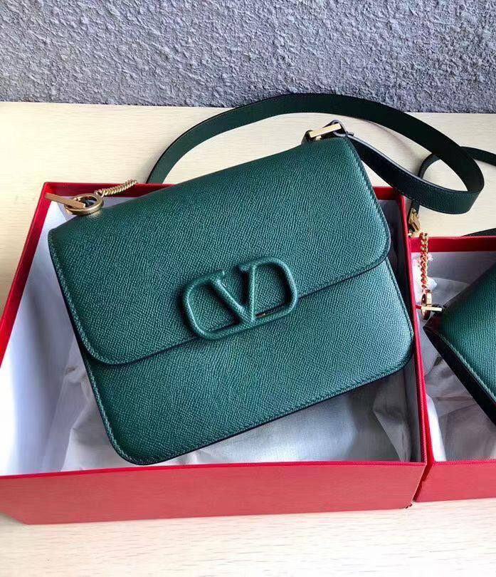 VALENTINO 

95 dhs🗽

with box
🎁🎁🎁

Zain90
♥️♥️♥️
